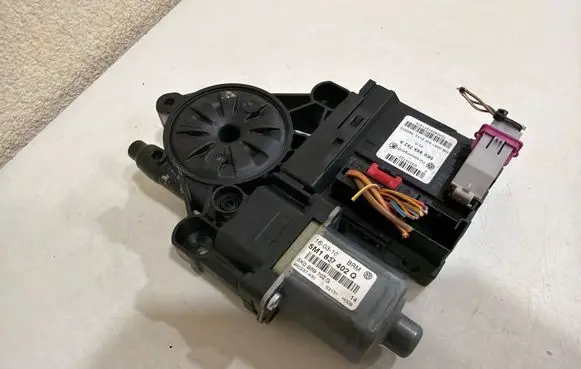 Volkswagen Golf Plus Front door window regulator motor 5M1837402Q