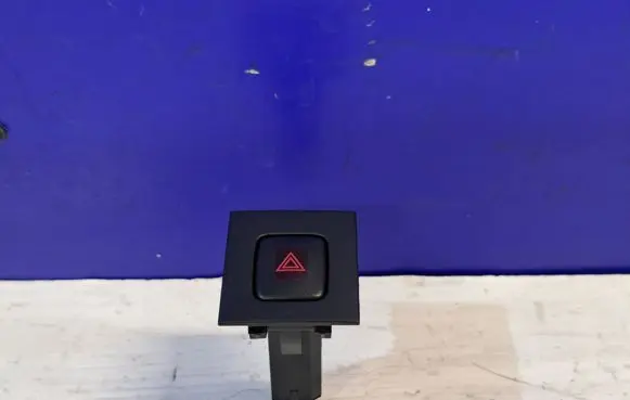 Volvo XC70 Hazard light switch 9123685