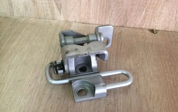 Volkswagen Golf V Front door lower hinge 1K4833412P