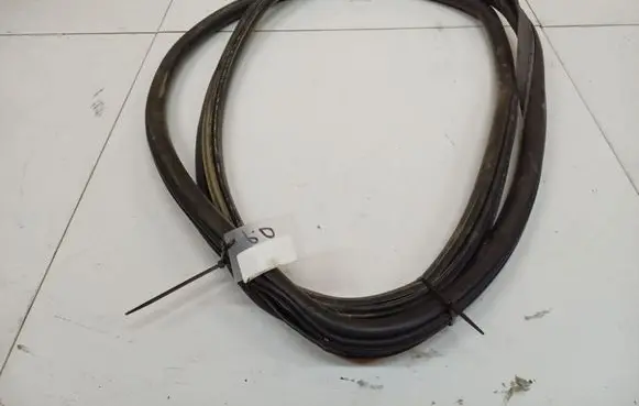 Skoda Octavia Mk2 (1Z) Rubber seal front coupe door 