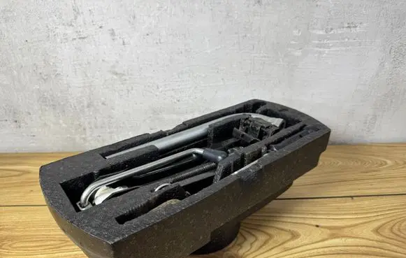 Volkswagen Golf VI Tool box 1K0012115AF 1J0012115