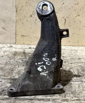 Engine mounting bracket