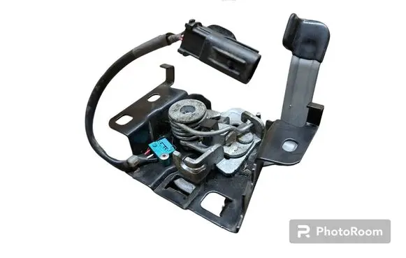 Suzuki Swift III Engine bonnet/hood lock/catch
