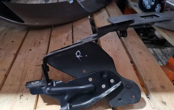 Mercedes-Benz C W204 Headlight/headlamp mounting bracket