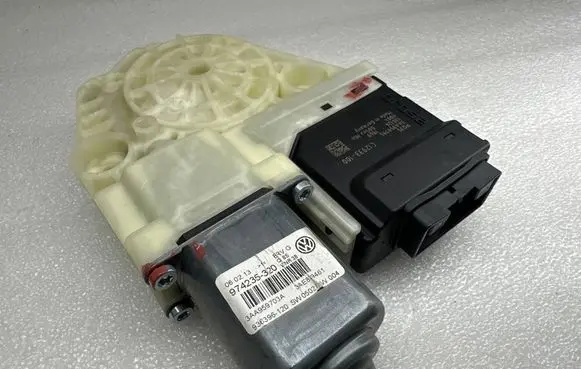 Volkswagen PASSAT B7 Rear door window regulator motor 3AA959795 3AE839461 3AA959703A