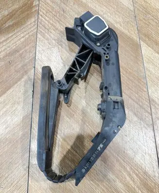 Mercedes-Benz CLS C219 Accelerator throttle pedal A2113000504