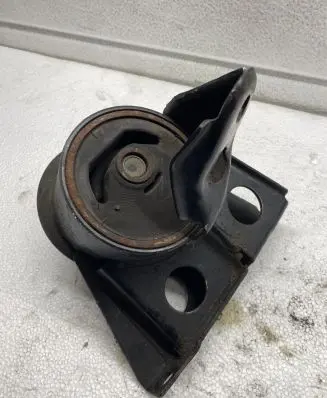 Nissan X-Trail T30 Engine mount bracket RN6249