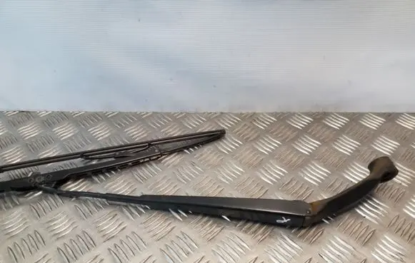Toyota Land Cruiser (J120) Front wiper blade arm