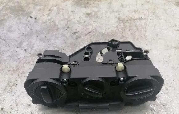 Volkswagen Golf V Climate control unit