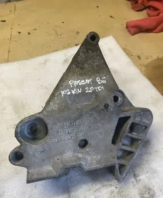 Volkswagen PASSAT B6 Engine mounting bracket 03G199207G