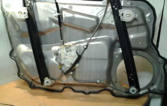 Front window lifting mechanism without motor