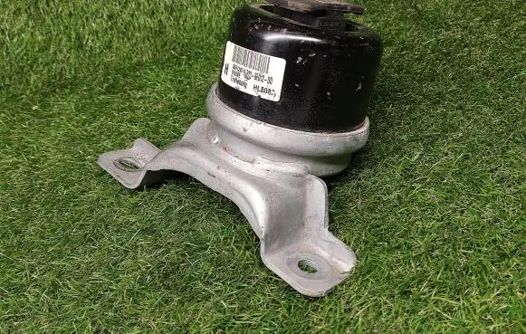 Volvo S60 Engine mount bracket 30671245 6G326F012DD
