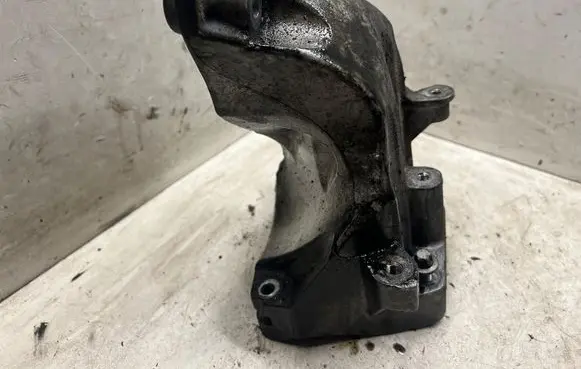 Mercedes-Benz E W212 Engine mounting bracket A6512230004