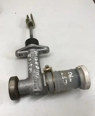 Mitsubishi Pajero Master brake cylinder