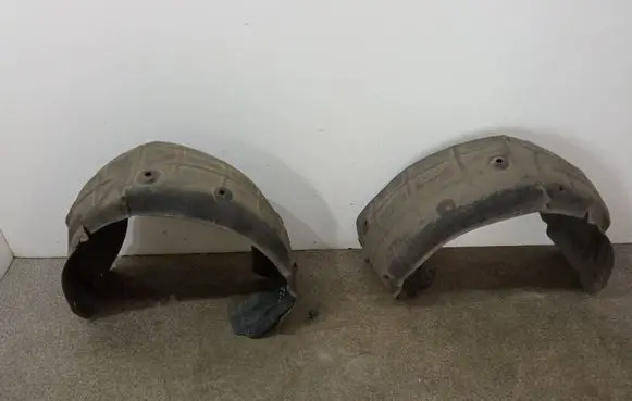 Front wheel arch liner splash guards