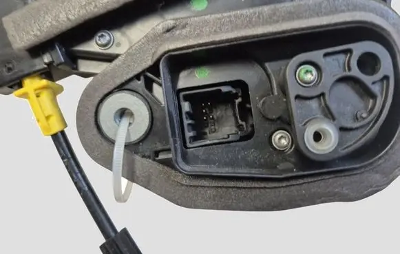 Opel Astra K Front door lock 915C3039077