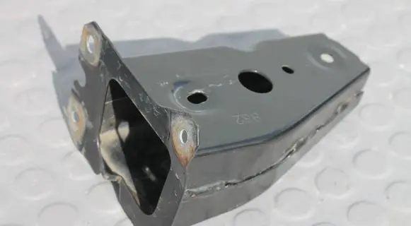 Front bumper mounting bracket