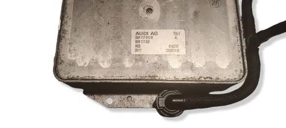 Porsche Macan (95B) Engine oil radiator 06M117015M