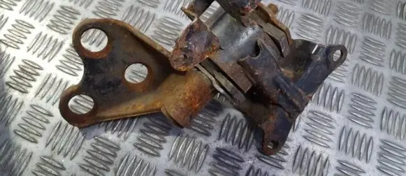 Mazda 626 Engine mount bracket