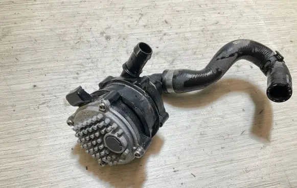 Volvo XC40 Electric auxiliary coolant/water pump 32222737 8888894262