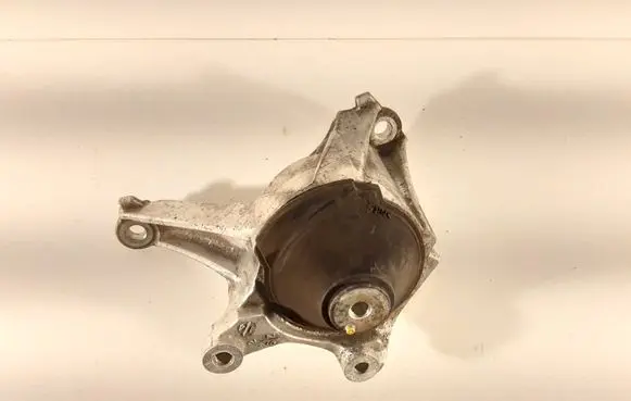 Honda Civic Engine mount bracket