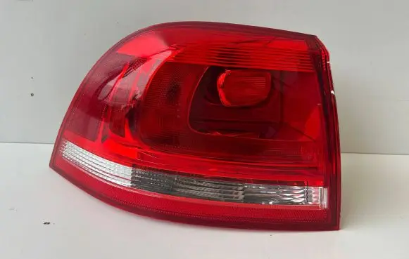 Volkswagen Touareg II Rear/tail lights 7P6945095E