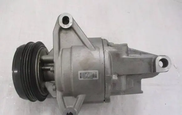 Dacia Sandero Air conditioning (A/C) compressor (pump) 926000287R T22318BA 8044548556