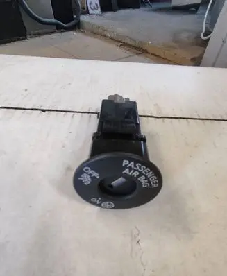 Nissan Leaf II (ZE1) Passenger airbag on/off switch 