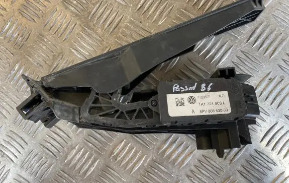 Volkswagen PASSAT B6 Accelerator throttle pedal 1K1721503L 6PV00860000 020807