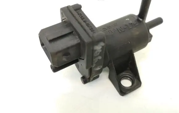 Volkswagen Golf I Vacuum valve 4951610 0137