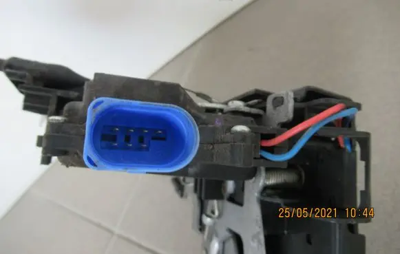 Volkswagen Golf VI Rear door lock 7L0839016D