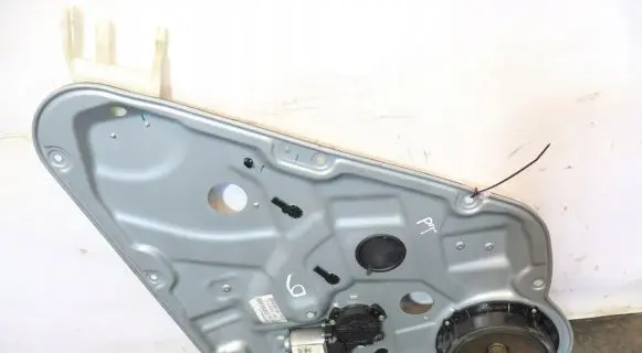 Rear window lifting mechanism without motor