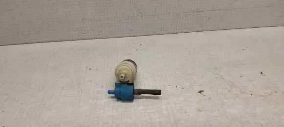 Volkswagen Golf III Windscreen/windshield washer pump 1H6955651