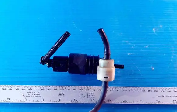 Volkswagen Golf IV Windscreen/windshield washer pump 1J0975722