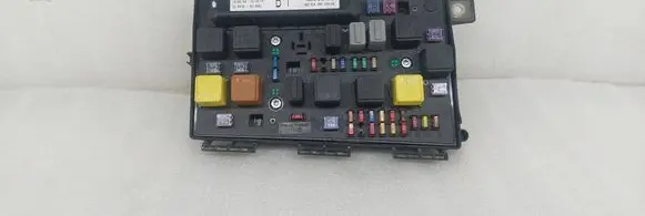 Opel Astra H Fuse module 74338100 0153492111 13145041