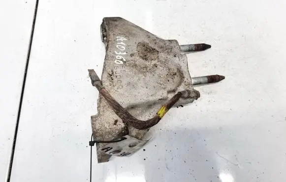 Engine mounting bracket