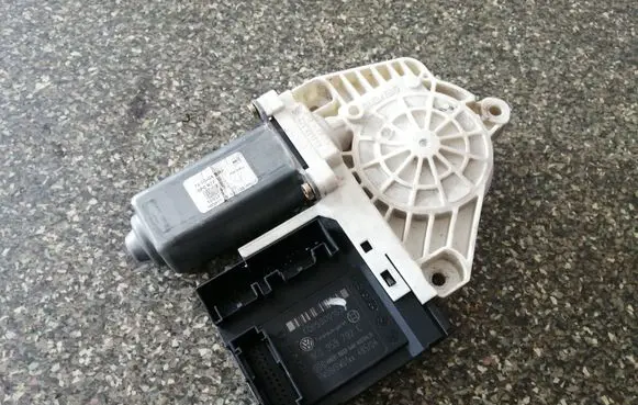 Volkswagen Touran I Front door window regulator motor 1K0959792C