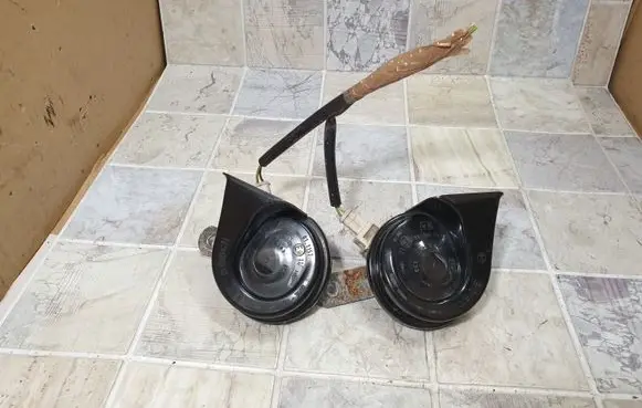 Peugeot 607 Horn signal E9703881157