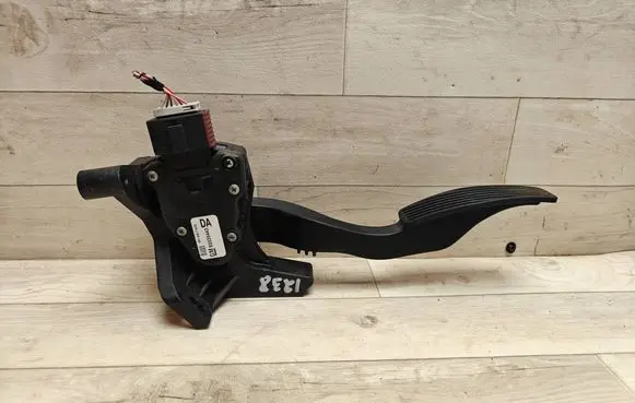 Opel Meriva A Accelerator throttle pedal 6PV00811002 93335443