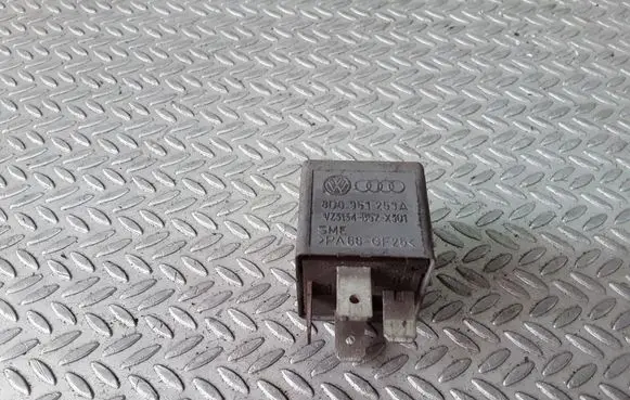 Volkswagen PASSAT B5 Other relay 8D0951253A V23134B52X301