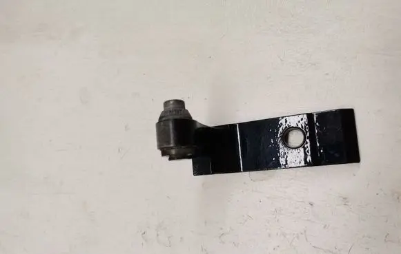 BMW 7 G11 G12 Rear door lower hinge 7333094