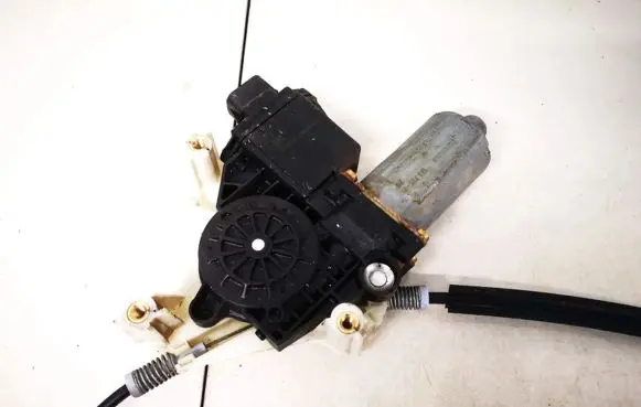 Mitsubishi Carisma Rear door window regulator motor 0130821653 193795-110