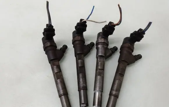 Chrysler Voyager Fuel injectors set 0445110059