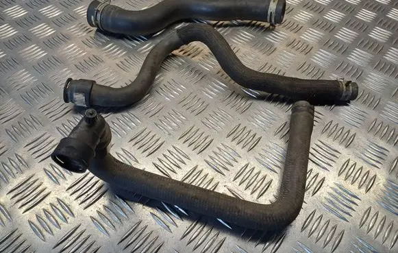 Engine coolant pipe/hose