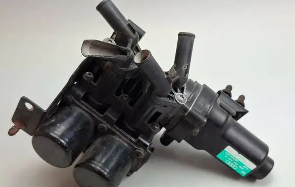 Audi A8 S8 D2 4D Electric auxiliary coolant/water pump 4E0959617C 1137200072