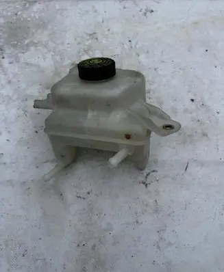 Toyota Yaris Brake fluid reservoir 