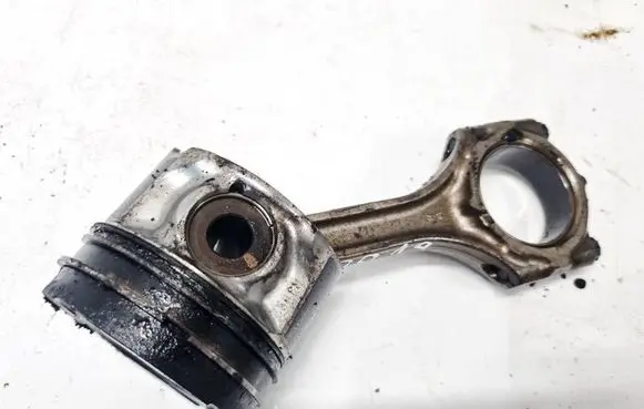 Toyota Corolla Verso AR10 Piston with connecting rod 