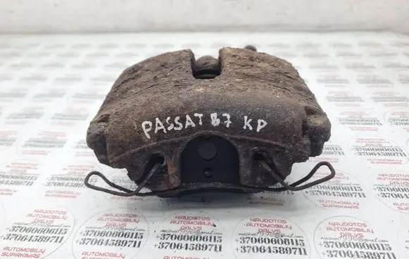 Volkswagen PASSAT B7 Front brake caliper 