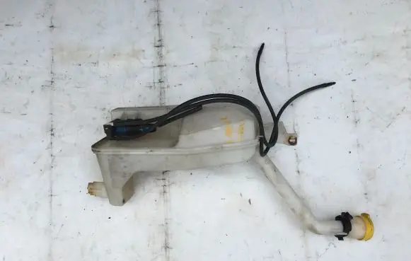 Renault Captur Windshield washer fluid reservoir/tank 289107623R 289104294R