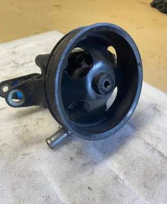 Nissan X-Trail T30 Power steering pump 8H305 41124133